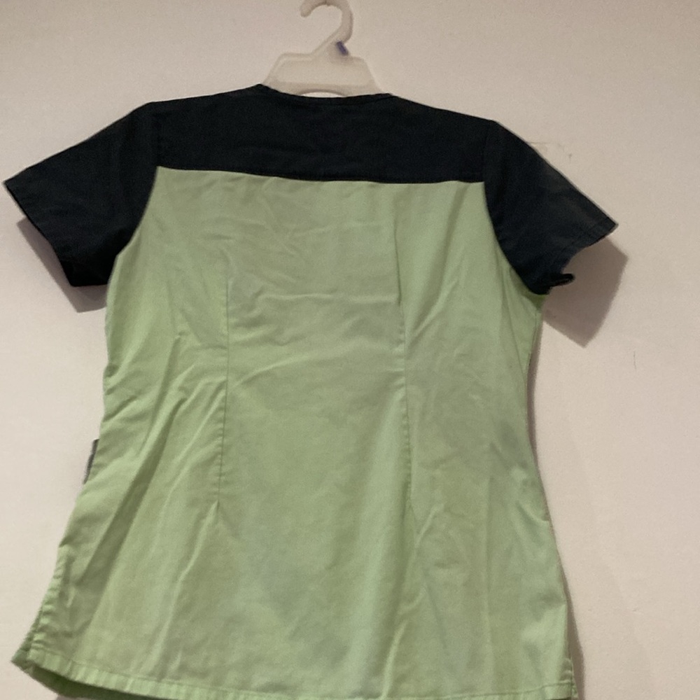 Butter Soft Scrub top in excellent pre~loved condition. Super soft and c… - Picture 4 of 6
